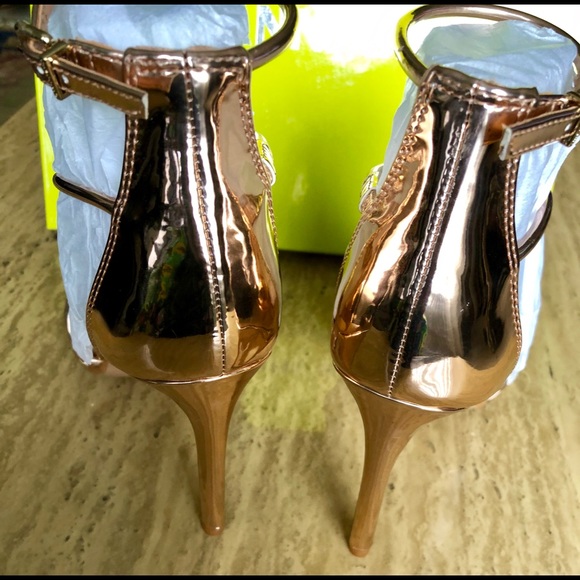 (SOLD)Gianni Bini Heels 4 Inch - Picture 6 of 8